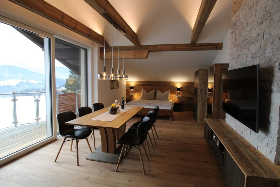 Photo of the whole room, Dining area, Mountain view, Family