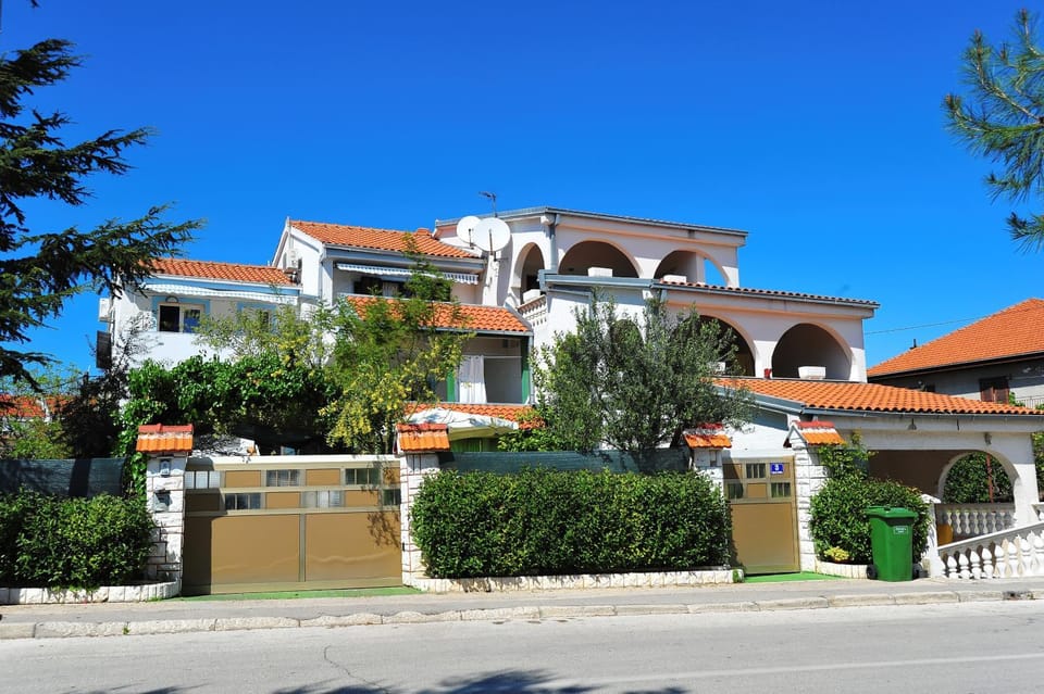 Facade/entrance, Photo of the whole room