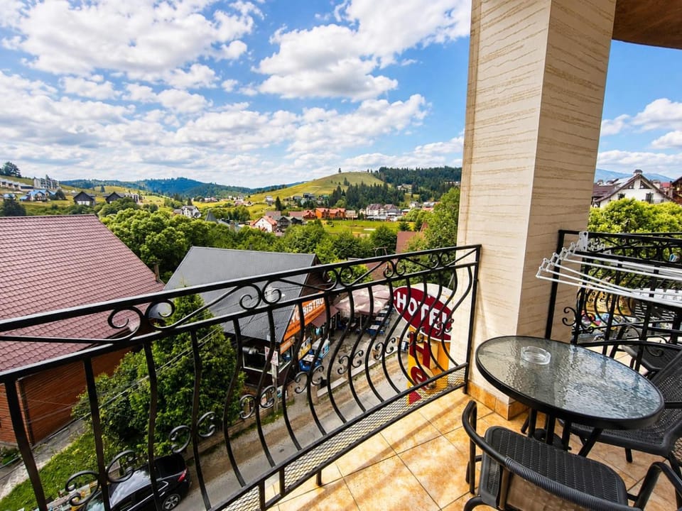 Balcony/Terrace, Mountain view