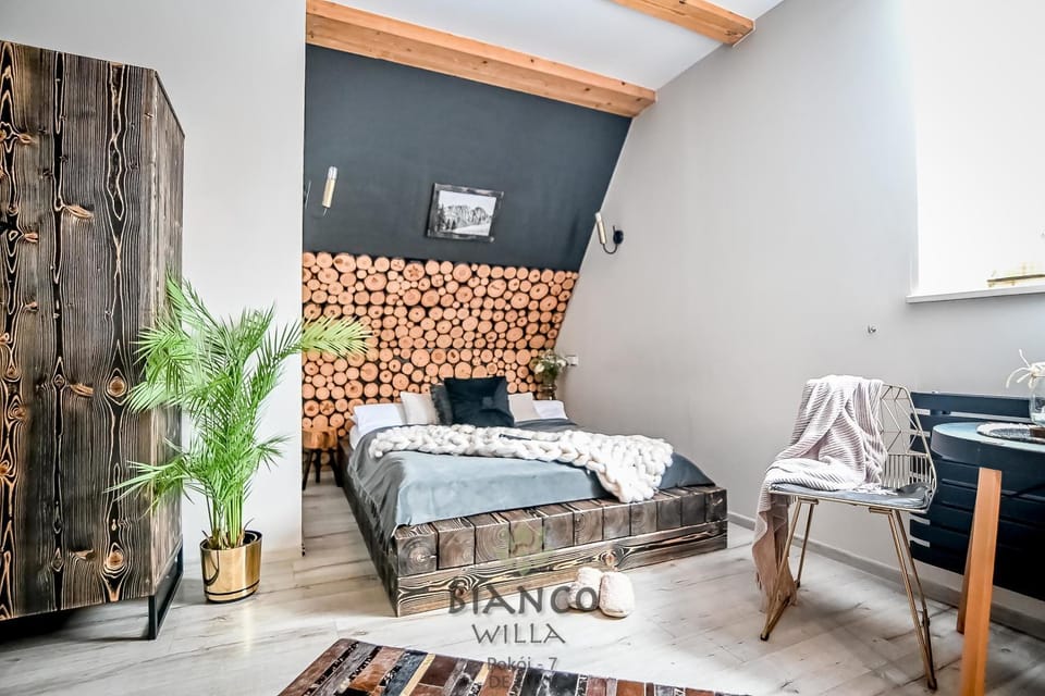 Bed, Photo of the whole room, Seating area, Bedroom