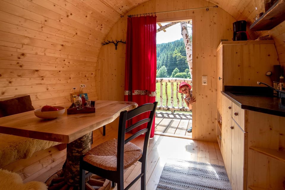 Coffee/tea facilities, Kitchen or kitchenette, Dining area, Family