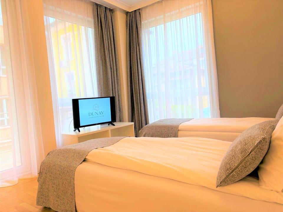 Bed, TV and multimedia, Photo of the whole room, Bedroom