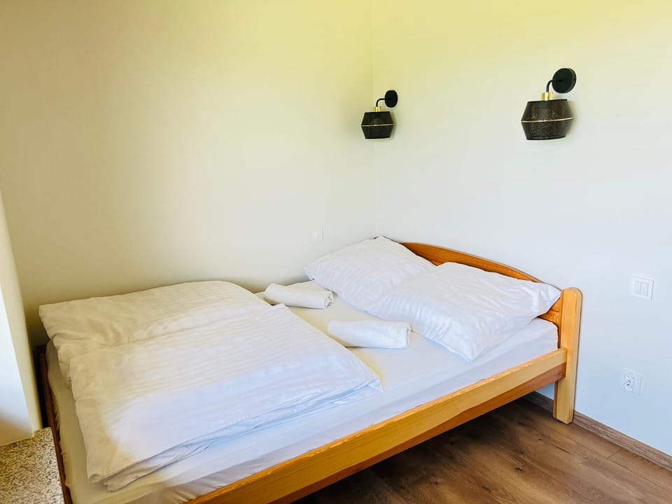 Bed, Photo of the whole room, Bedroom, towels