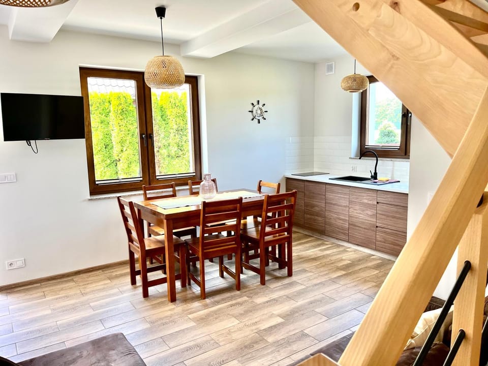 TV and multimedia, Kitchen or kitchenette, Living room, Seating area, Dining area