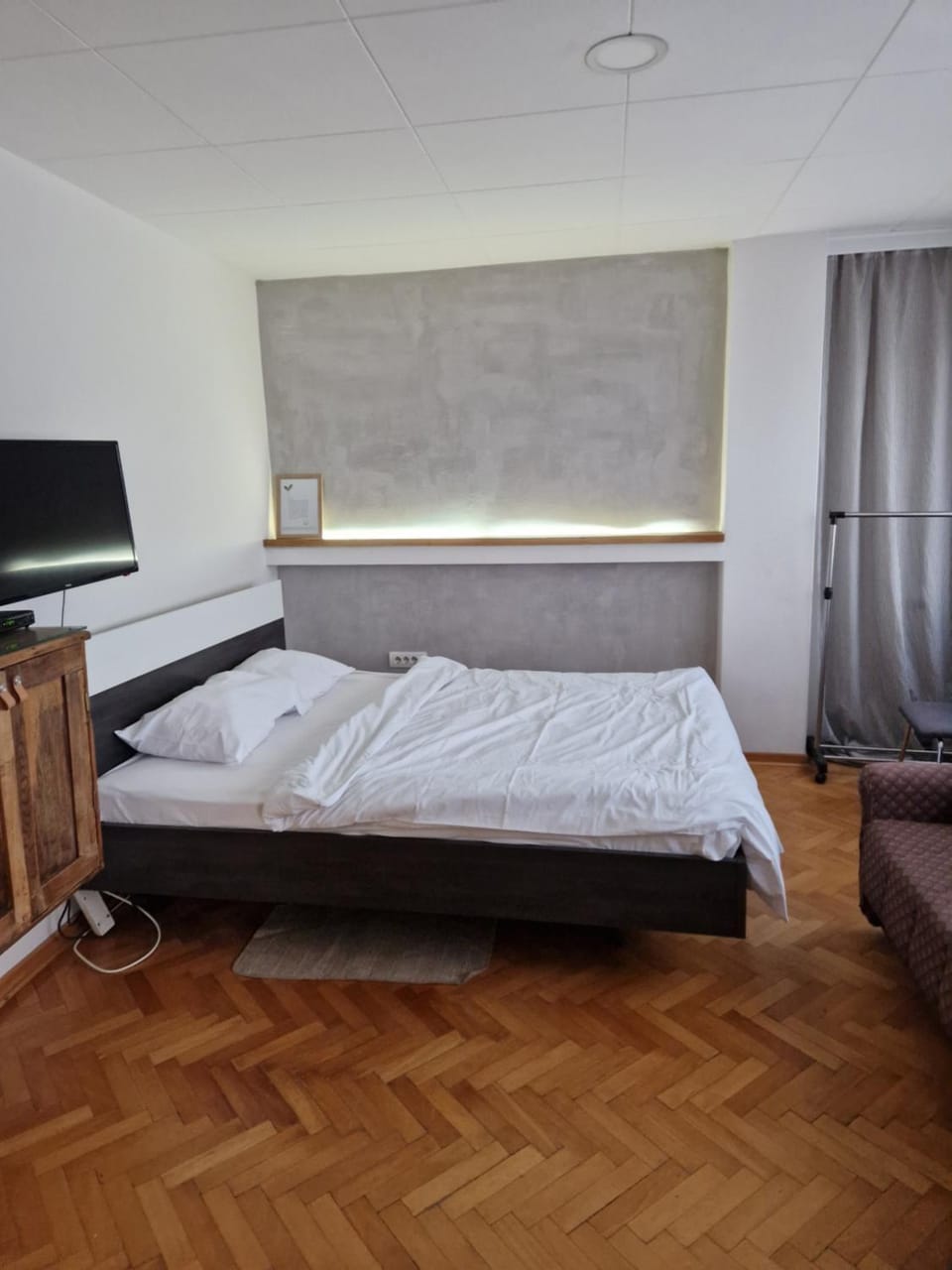 Bed, TV and multimedia, Photo of the whole room, Bedroom