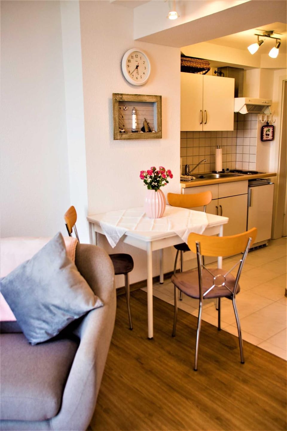 Kitchen or kitchenette, Living room, Seating area, Dining area