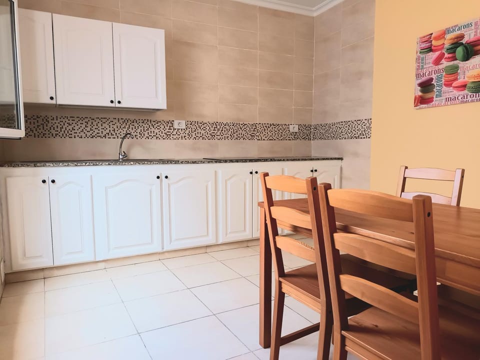 Kitchen or kitchenette, Dining area, stove