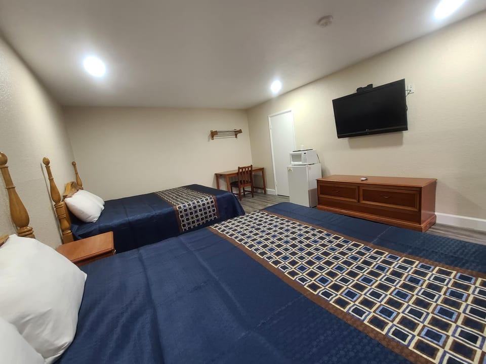 Bed, TV and multimedia, Photo of the whole room, Evening entertainment, Bedroom
