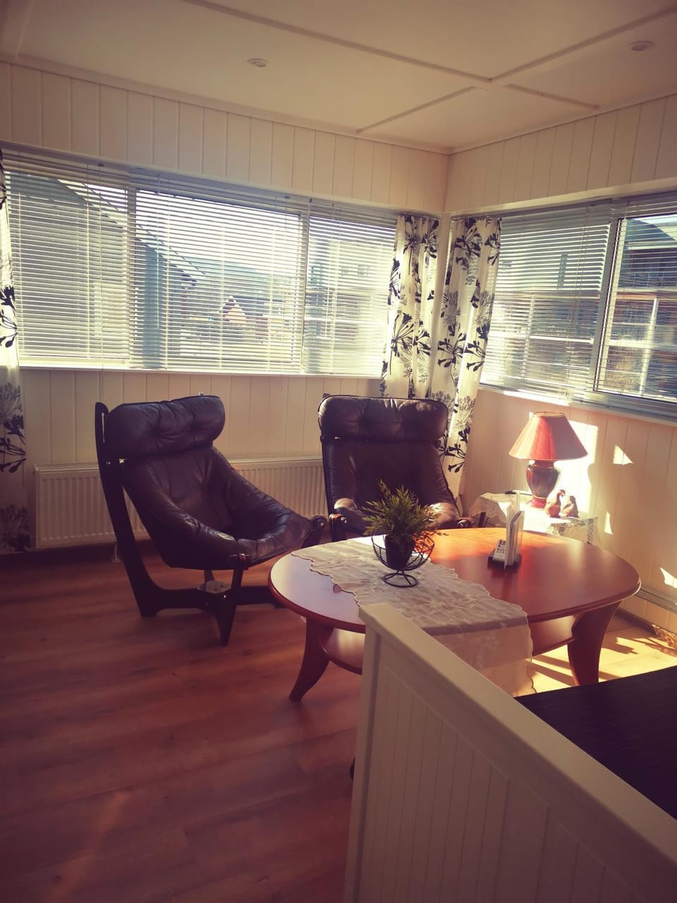 Shower, Toilet, Coffee/tea facilities, Kitchen or kitchenette, Living room, Seating area, locker, locker, minibar