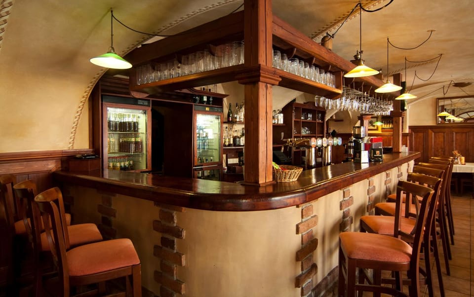 Restaurant/places to eat, Lounge or bar