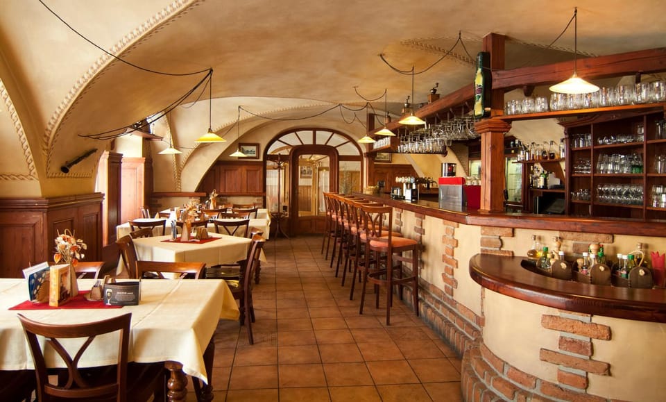 Restaurant/places to eat, Lounge or bar