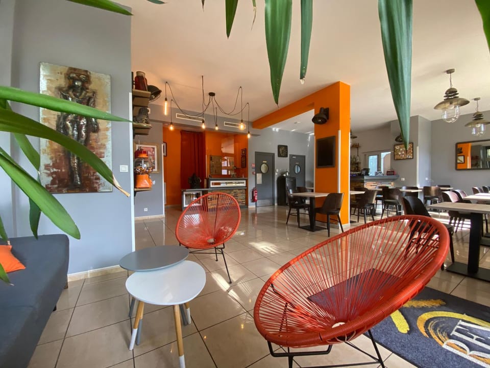 Restaurant/places to eat, Lounge or bar