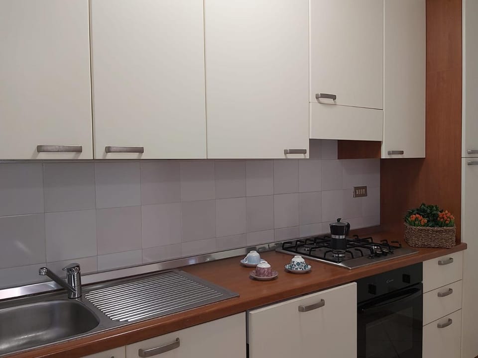 Coffee/tea facilities, Kitchen or kitchenette, Dining area