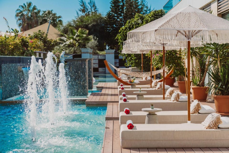 Swimming pool, sunbed