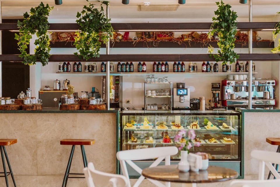 Lounge or bar, Food, Drinks