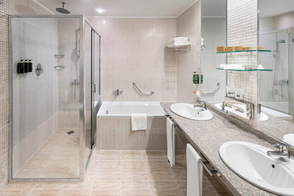 Shower, Toilet, Bathroom, towels