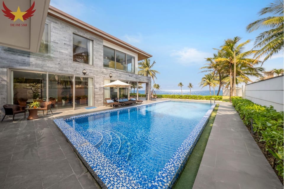 Pool view, Swimming pool, sunbed