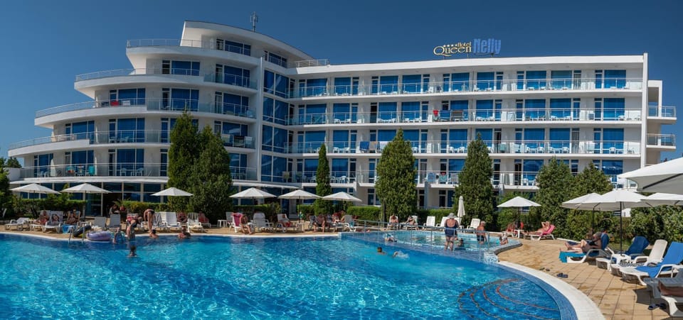 Property building, Garden, Swimming pool