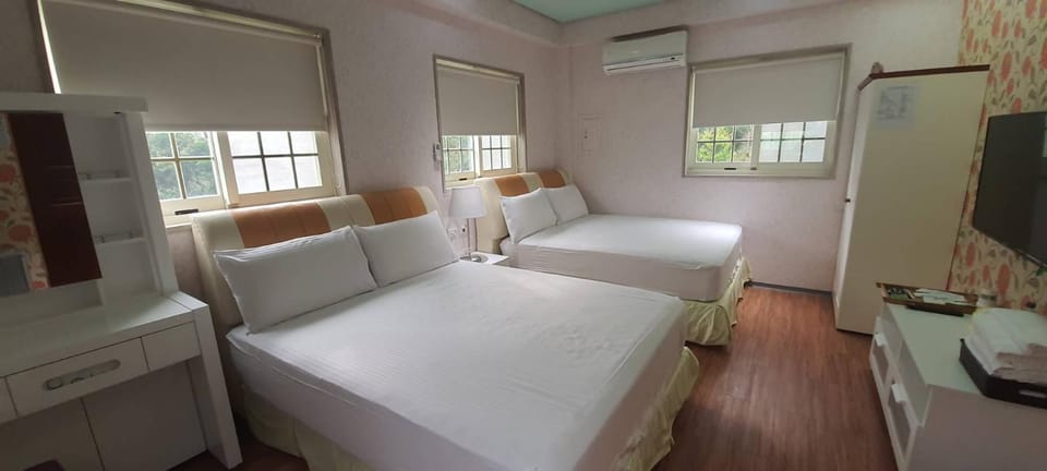 Bed, Photo of the whole room, Bedroom, hair dresser, air conditioner