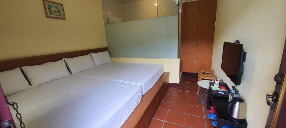 Bed, TV and multimedia, Photo of the whole room, On site, wardrobe