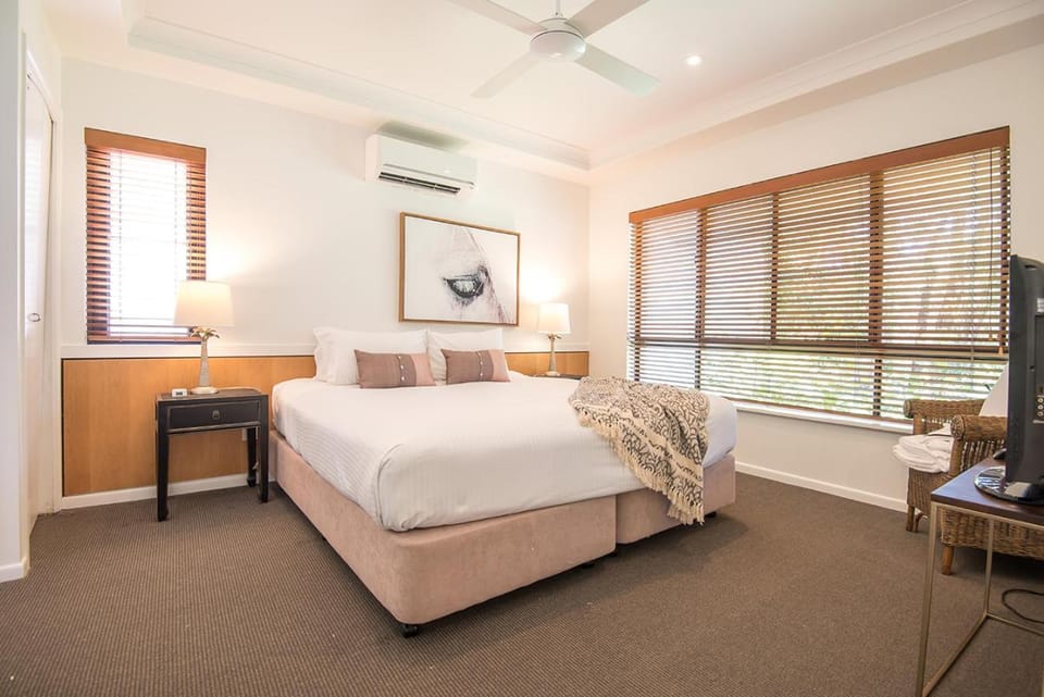 Bed, TV and multimedia, Bedroom, air conditioner