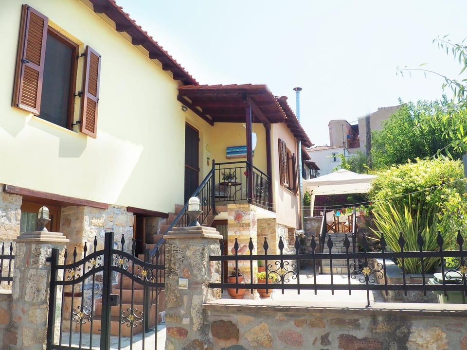 Facade/entrance, BBQ facilities, Garden, Garden view, Mountain view