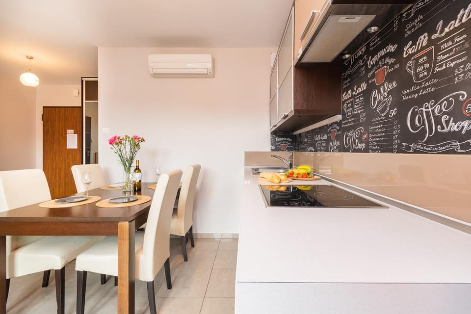 Kitchen or kitchenette, Seating area, Dining area, air conditioner