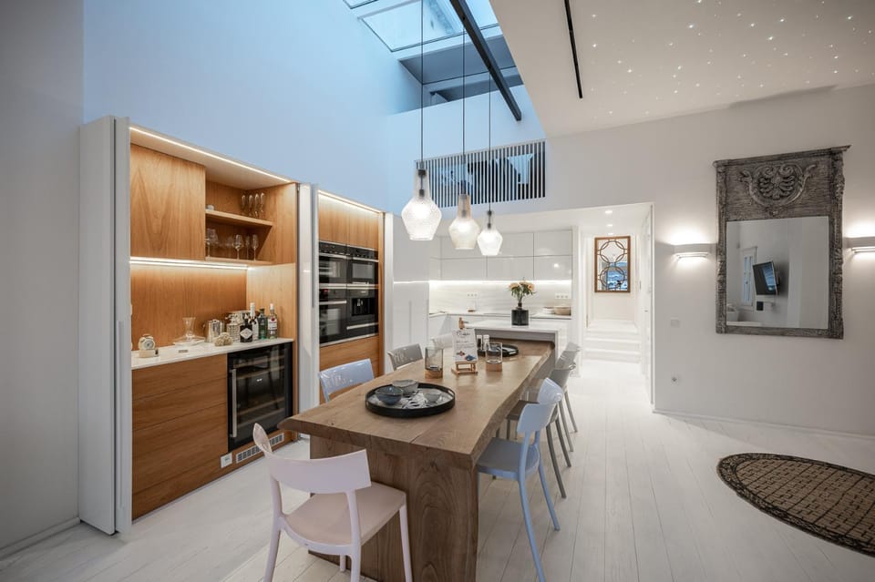 Kitchen or kitchenette, Dining area