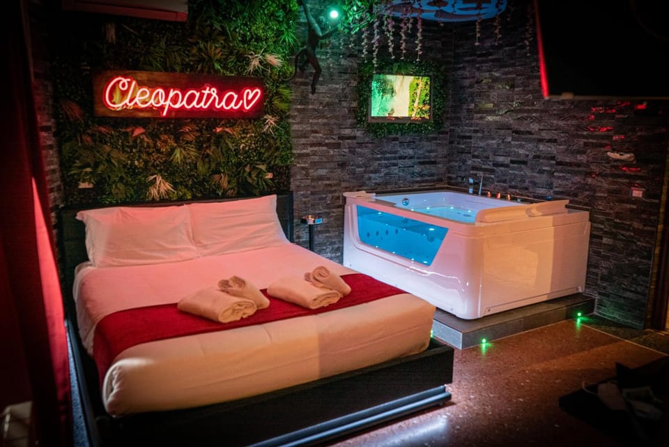 Hot Tub, Bedroom
