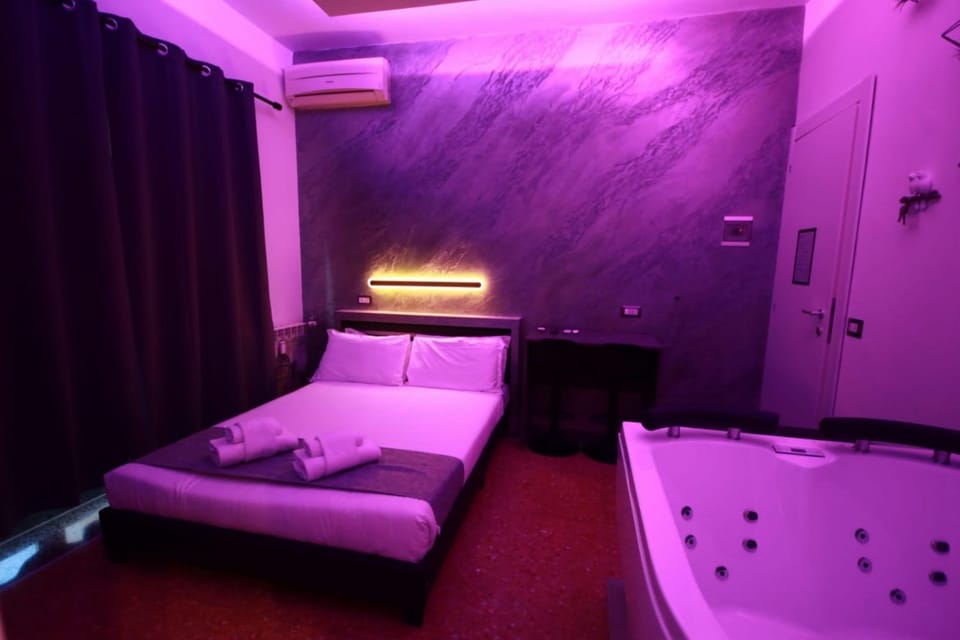 Bed, Hot Tub, Photo of the whole room