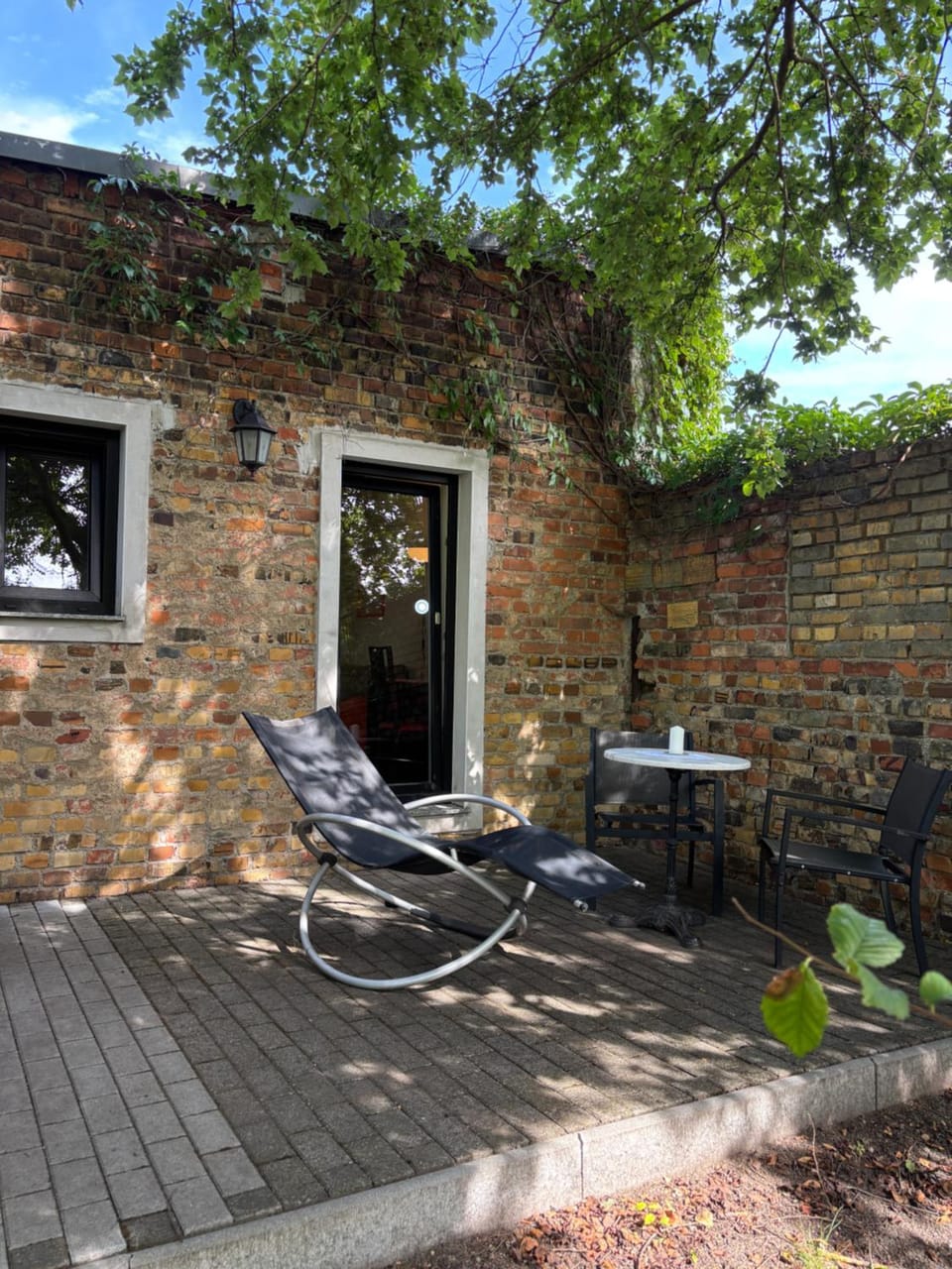 Property building, Patio, Garden, Balcony/Terrace, Garden view, sunbed