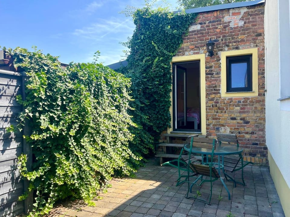 Property building, Patio, Garden, Balcony/Terrace, Dining area, Garden view