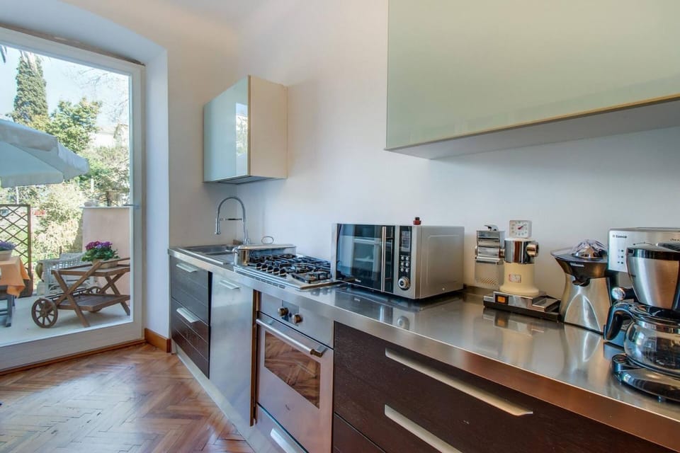 Kitchen or kitchenette, oven