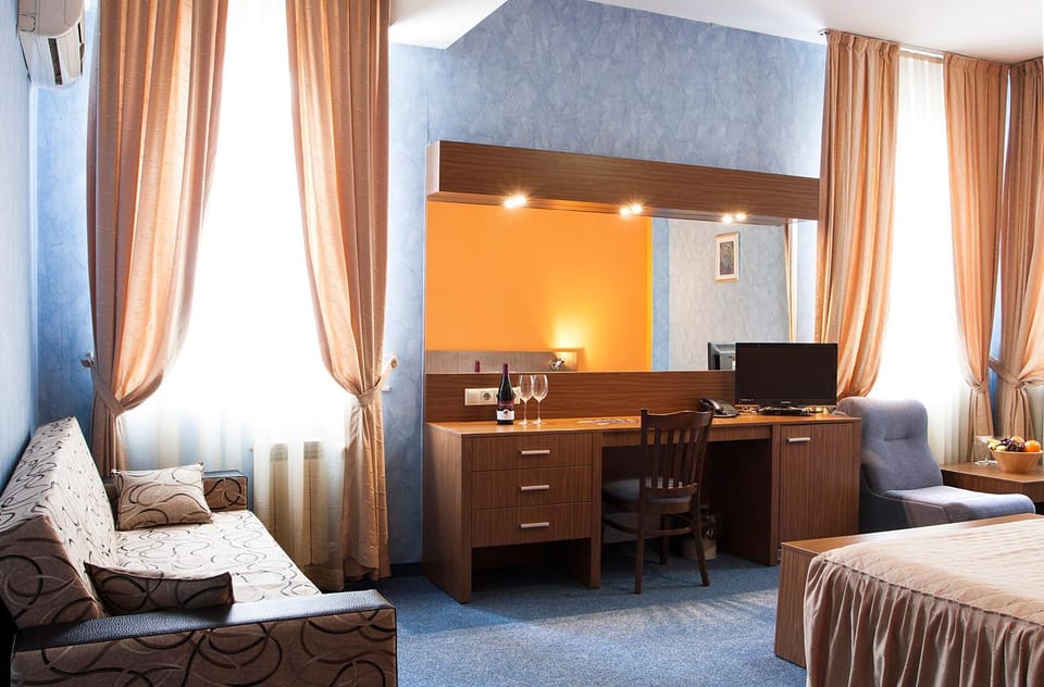 Bed, Living room, Photo of the whole room, Bedroom, hair dresser
