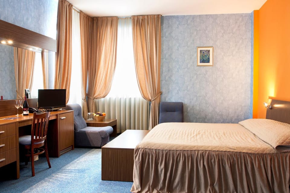 Bed, TV and multimedia, Living room, Photo of the whole room, Seating area, Bedroom
