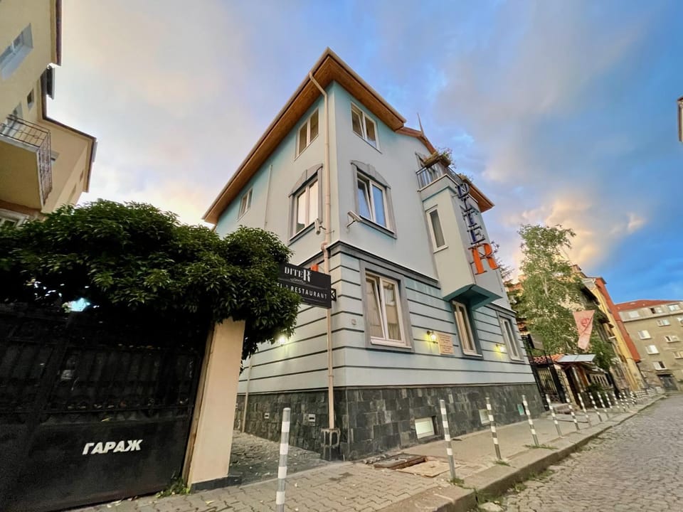 Property building, Day, Neighbourhood, Street view
