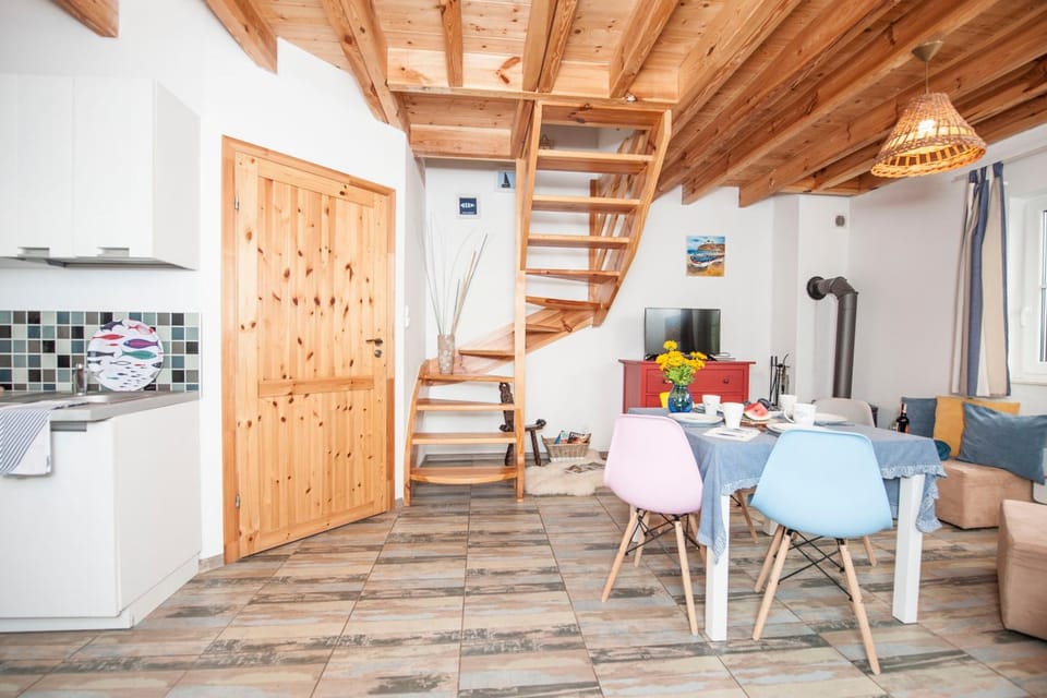 TV and multimedia, Kitchen or kitchenette, Seating area, Floor plan, Dining area