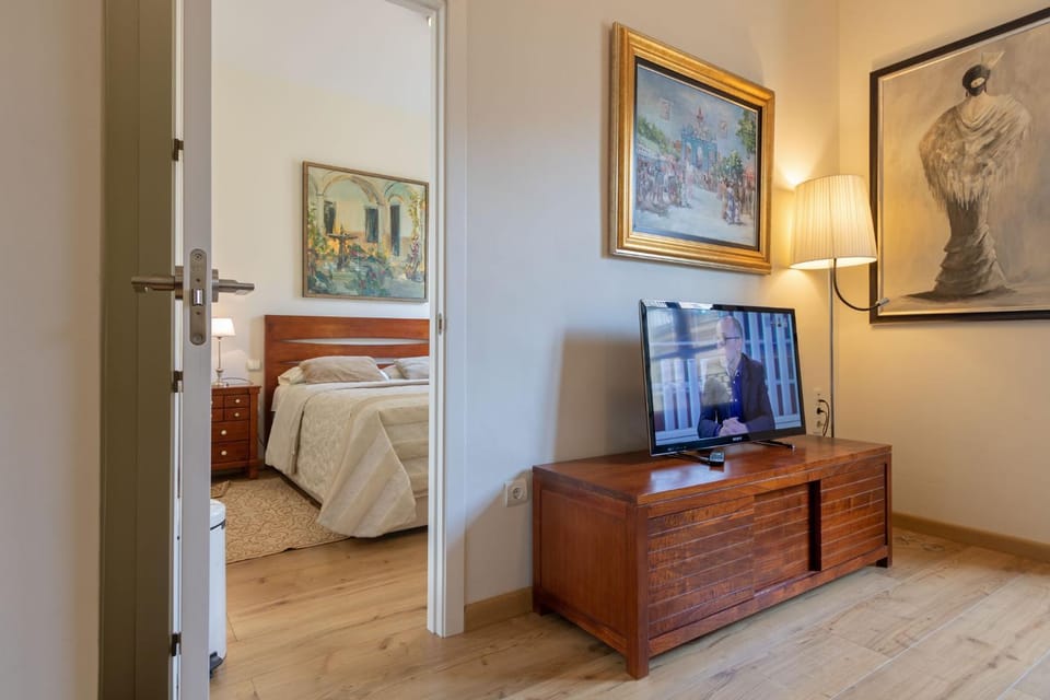Bed, TV and multimedia, Bedroom
