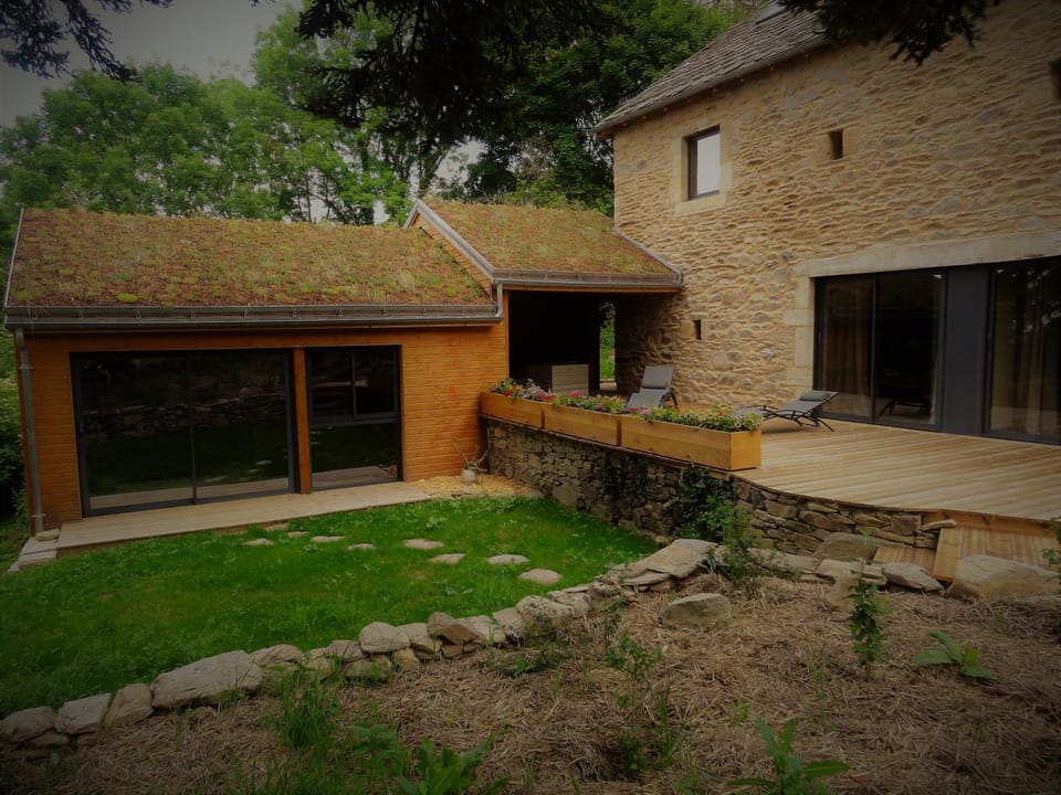 Property building, Facade/entrance, Summer, Garden, On site, Garden view