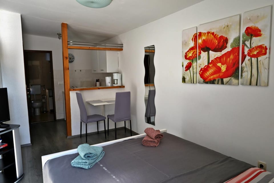 Bed, Dining area