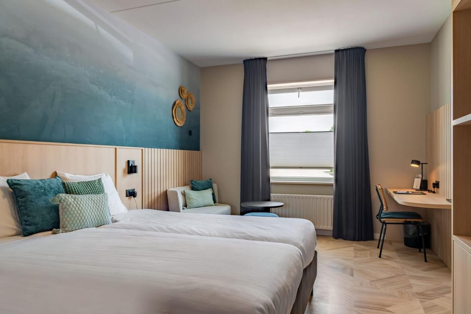 Bed, Seating area, Bedroom