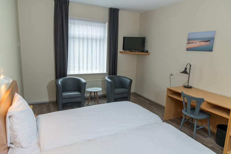 TV and multimedia, Seating area, Bedroom