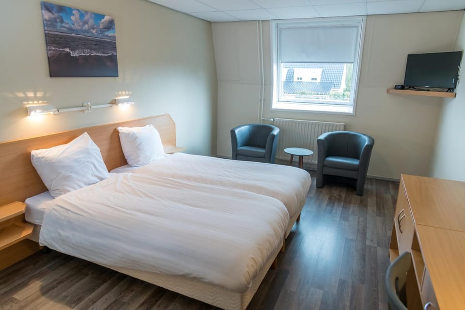 Bed, TV and multimedia, Photo of the whole room, Seating area, Bedroom