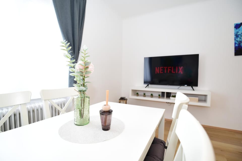 Communal lounge/ TV room, TV and multimedia, Dining area, Evening entertainment