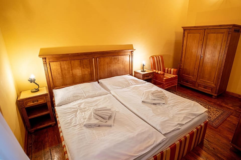 Photo of the whole room, Bedroom, wardrobe
