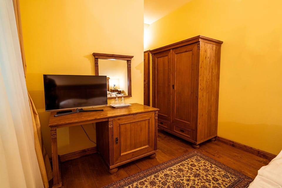 Bed, Photo of the whole room, wardrobe