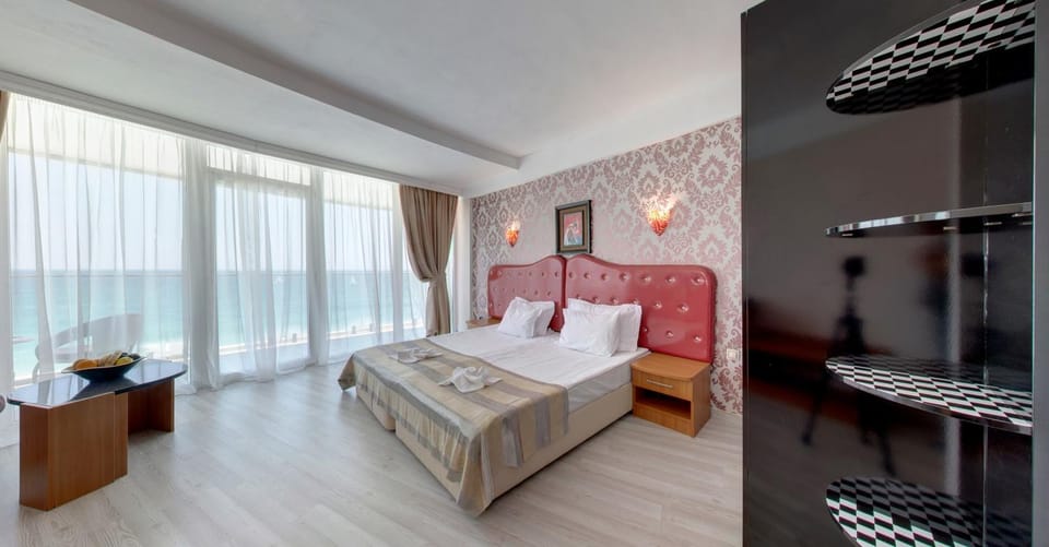 Bed, TV and multimedia, View (from property/room), View (from property/room), Balcony/Terrace, Photo of the whole room, Bedroom, wardrobe