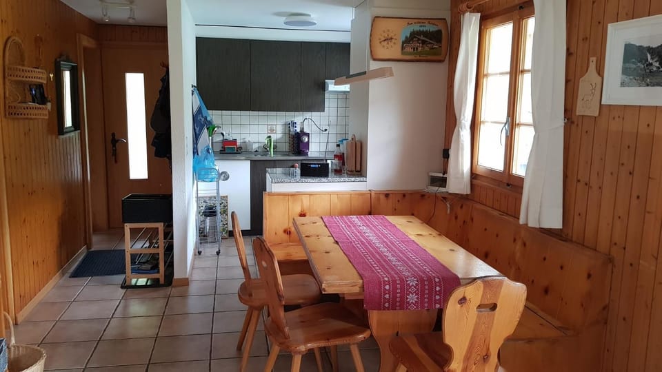Kitchen or kitchenette, Dining area