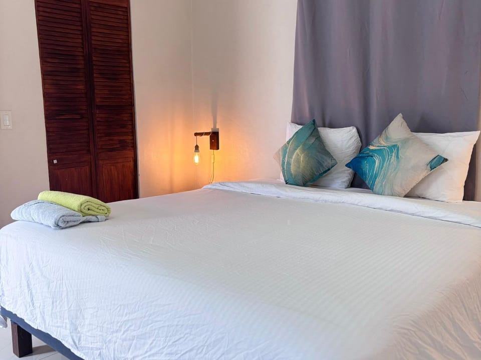 Bed, towels