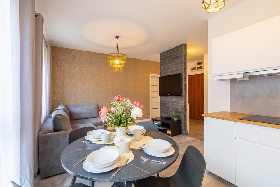 Coffee/tea facilities, Kitchen or kitchenette, Living room, Seating area, Dining area